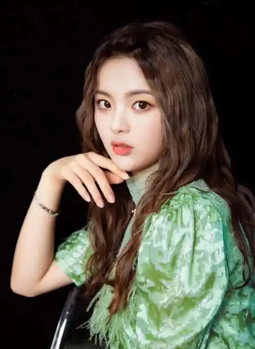 火箭少女101杨超越写真,清新脱俗,甜美可爱!