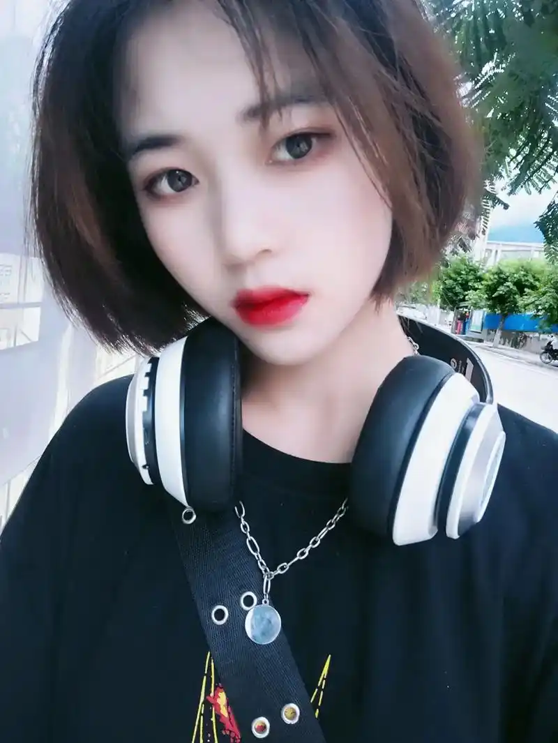 短发女生 #照片 #热门做一个普通的女孩 - 抖音