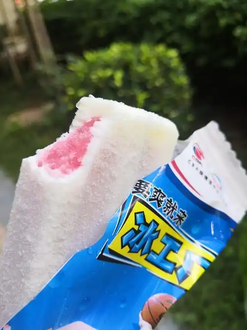 冰工厂的草莓炼乳雪糕,不错!