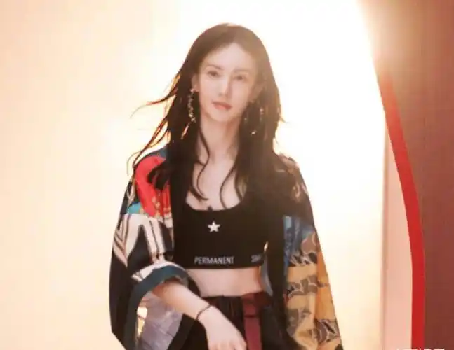 据爆料,张萌在《乘风破浪的姐姐》里看中了金晨,已经跟她签了新戏的