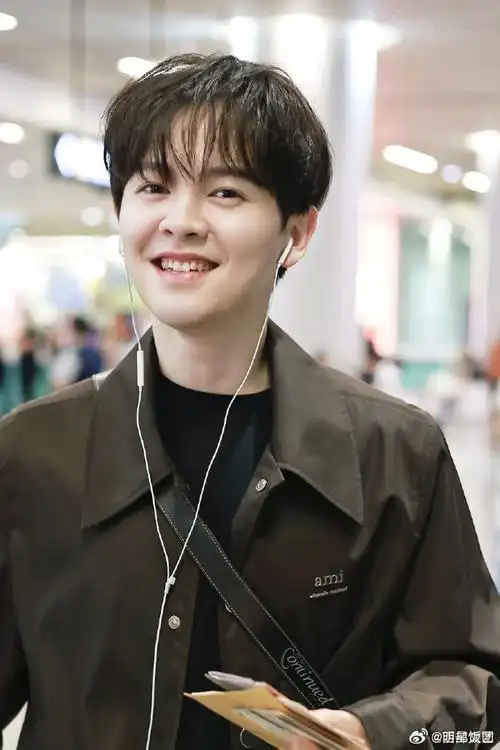 尤长靖机场素颜照##尤长靖机场素颜