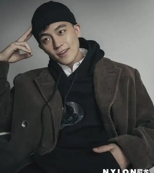 外套上的纽扣设计也是超级的独特,留着帅气短发造型的欧豪,下半身搭配