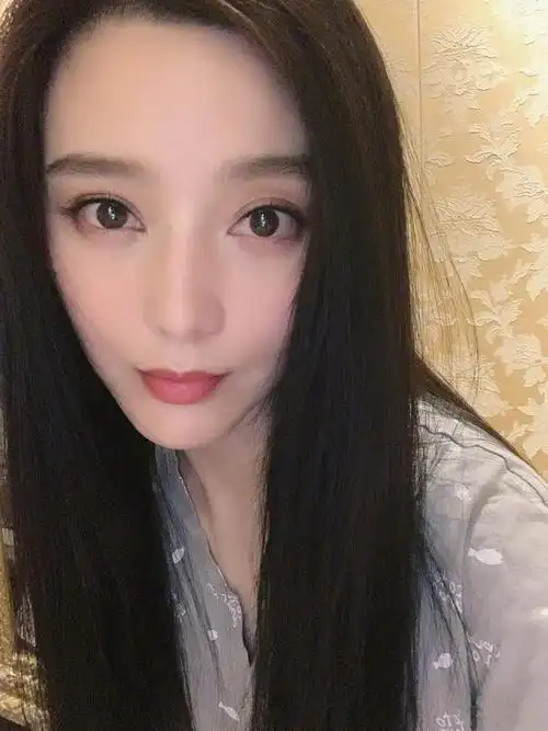 伪素颜的既视感,但是镜头离得太近,还是可以清楚看到范冰冰真实的皮肤