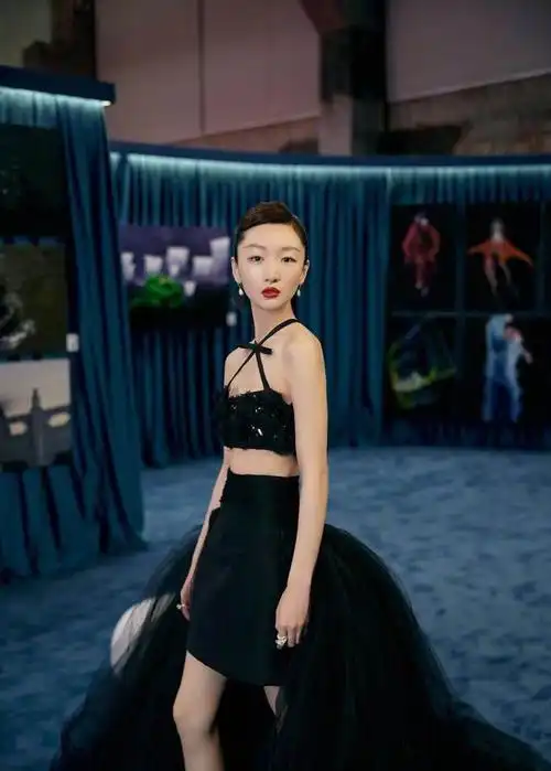 周冬雨穿成这样还挺有味道的性感撩人美成焦点