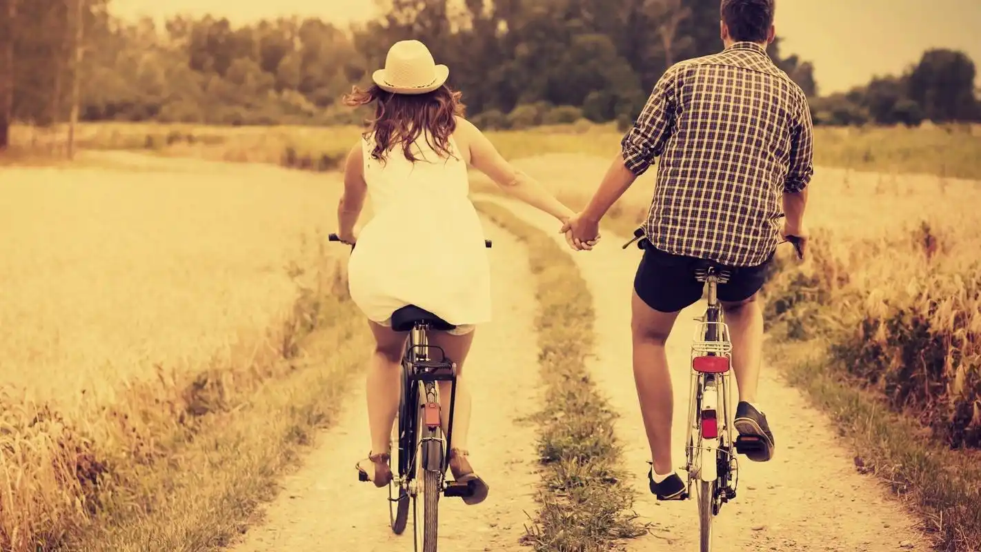 情侣怀旧经典手牵手桌面壁纸