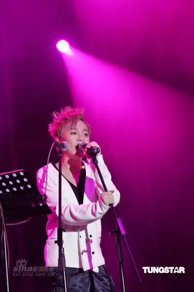 图文苏打绿香港开个唱主唱吴青峰吟唱