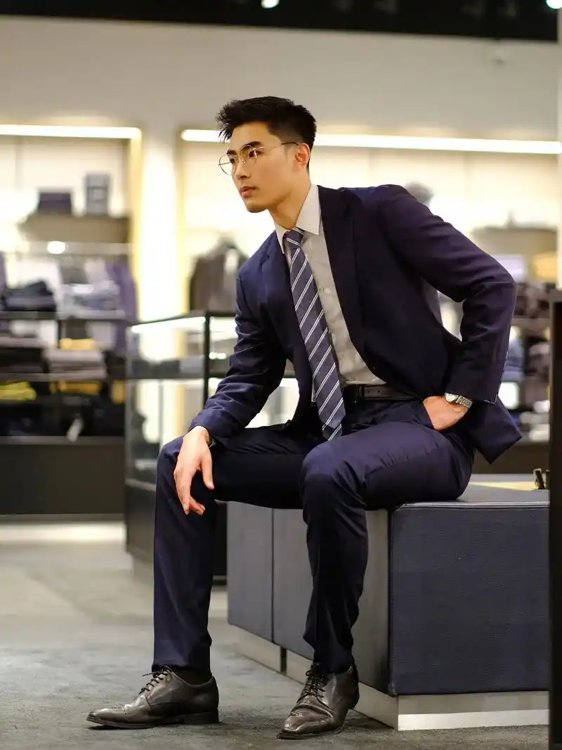 试西装,但裤脚有点长怎么办?#正装皮鞋 #男人变帅只需要一套 - 抖音