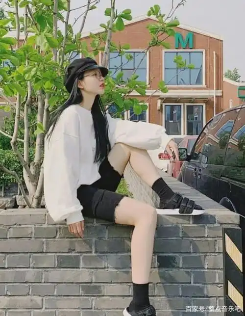 徐梦洁是如何做到的,穿黑色骑行裤 黑袜,衬得腿像抹了涂改液!