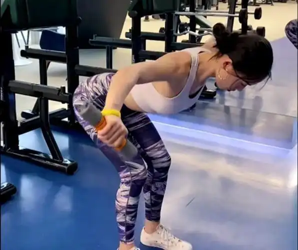 国外模特大方地秀出马甲线迷人漂亮有气质尝试运动是开始