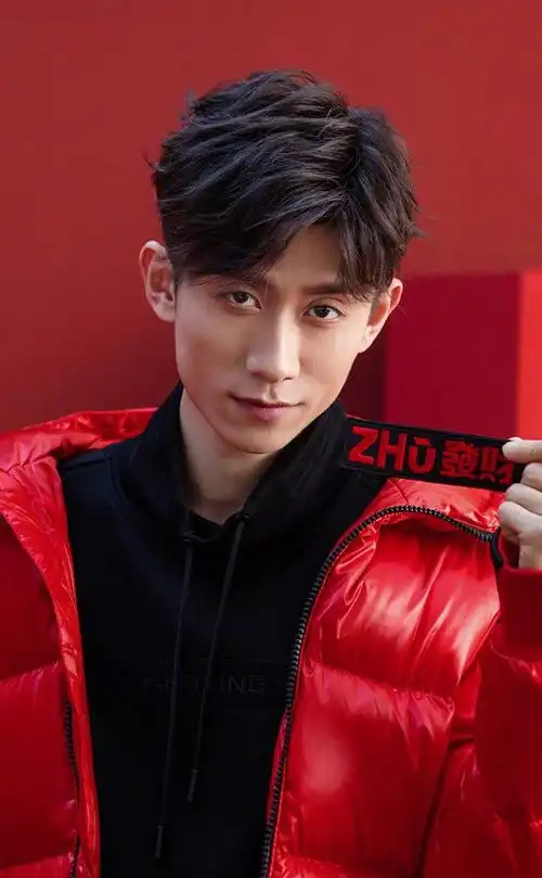 张一山时尚写真照欣赏:酷酷,拽拽的样子相当帅气!