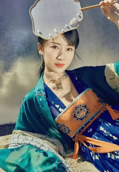 都挺好李念火了登杂志封面美得高调穿起古装更好看