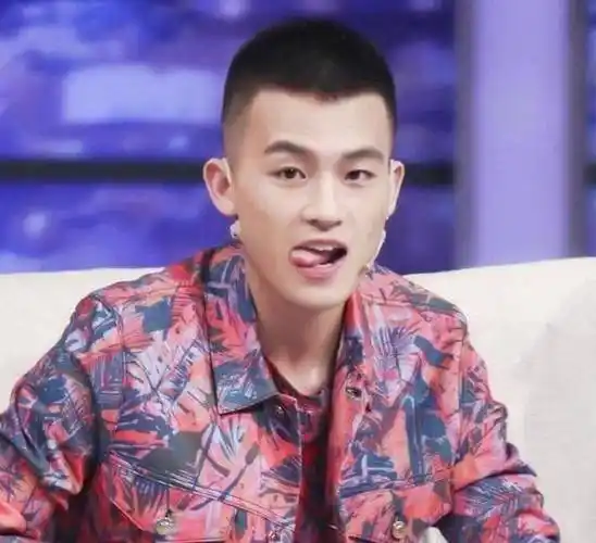 长发子弹头有些男士不喜欢特别短的发型,而又特别喜欢子弹头,怎么办呢