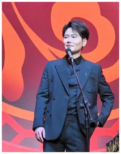 哎哟喂,同志们,听说在这上海专场上,孟鹤堂和周九良那是带着几部拿手