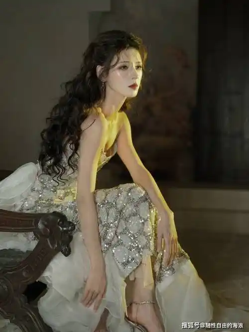 张予曦微博之夜低胸礼服防走光插满花朵装扮成焦点,两套造型惊艳全场!