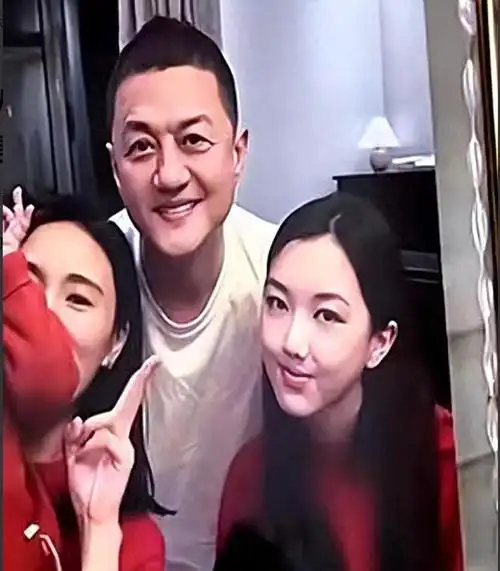 李嫣18岁成人礼,被妈妈王菲抱在怀中亲吻,嫣儿美得快要认不出来