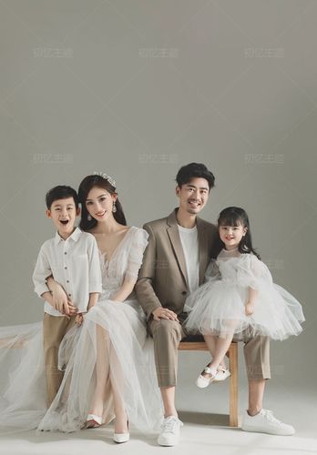 亲子油画家庭四口一家主题礼服唯美摄影拍摄亲子装