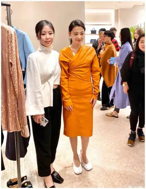 48岁梅婷新剪了波波头年轻15岁,穿毛衣 阔腿裤,美得像换了个人_显得