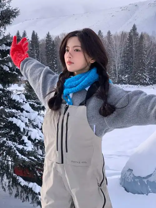 杨超越扎麻花辫穿背带裤 戴红手套玩雪萌态十足