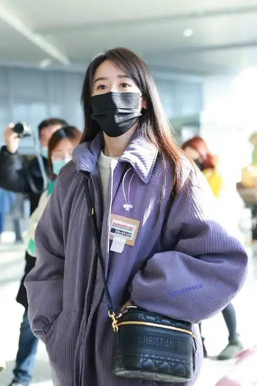袁冰妍今日机场look分享,紫色宽松夹克内搭白色毛衣,搭配一条修身牛仔
