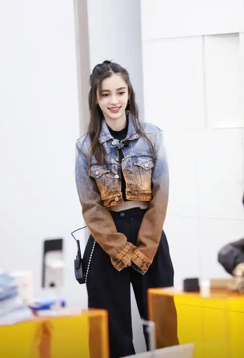 angelababy复工照来了,穿黑色运动服头戴棒球帽高挑纤细,有魅力|内搭