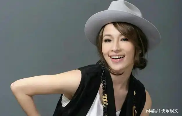 44岁萧亚轩疑现新恋情与小15岁签约新人逛街或开始第7段恋情