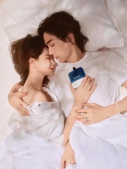 戚薇夫妇七夕大片曝光李承铉戴女儿做的手链给老婆剥橘子好甜