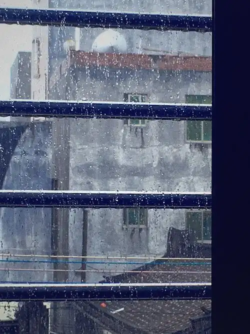 窗外的雨.