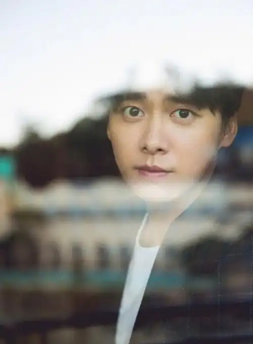 李易峰出席活动绅士优雅搭配清爽帅气笑容灿烂亲和力十足