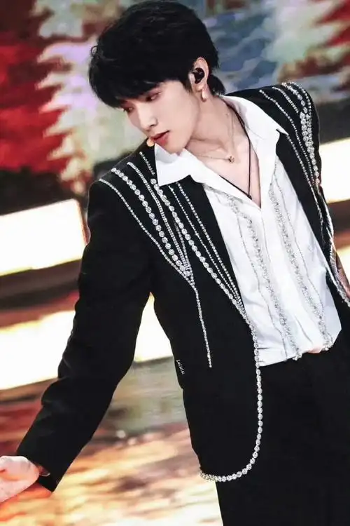 刘耀文超话indevilbeauty超话定制系列西装白衫盛装出席#湖南卫视中秋