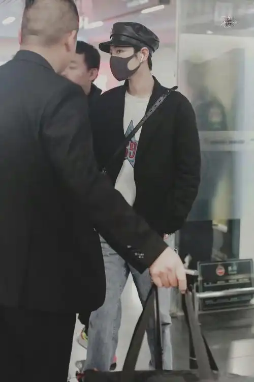 又帅气又飒走路都好酷#肖战#  @x玖少年团肖战daytoy#肖战我喜欢你