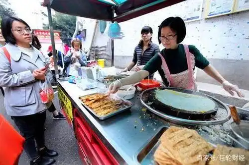 禁止摆摊时百姓喊苦,鼓励摆摊百姓又漠不关心,专家:怎么想的?