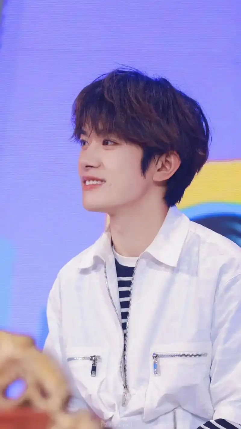 壁纸 #易烊千玺 梨涡少年易烊千玺06 - 抖音