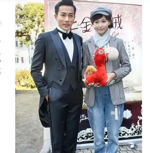 右边的是唐嫣,左边的是谁?穿个燕尾西装看上去比罗晋还帅气!