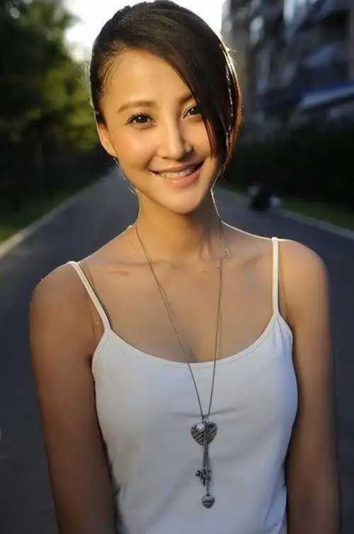 有谁没看过张歆艺少女期证件照?天生美貌基因太绝,得感谢她爸妈