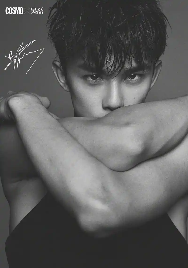 图中吴磊从青涩少年中蜕变,成为成熟型男,黑白风格肌肉线条饱满,散发