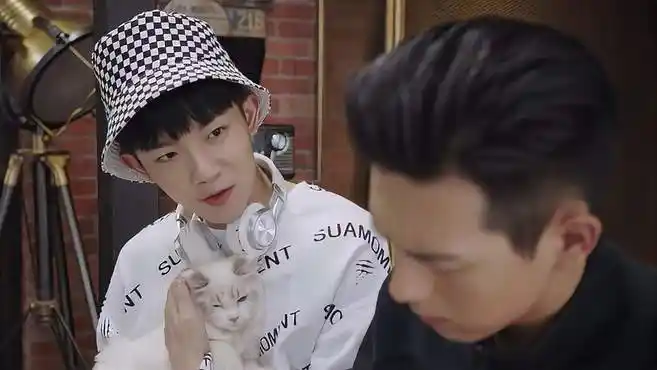 亲爱的热爱的:97嘴碎撸猫,老韩一个白眼,你给我放下!