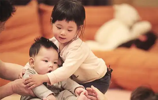 梅婷的儿女长大了8岁女儿太漂亮6岁儿子又萌又酷