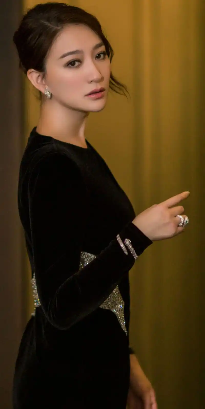 冻龄女神李小冉高清写真,性感优雅,女人味十足