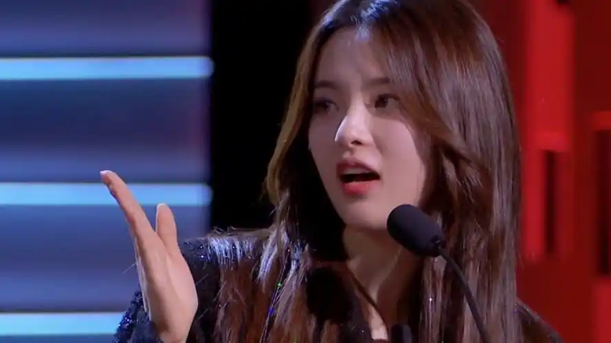 吐槽大会杨超越主咖现身却被李克勤频抢镜吓得连话都不敢说