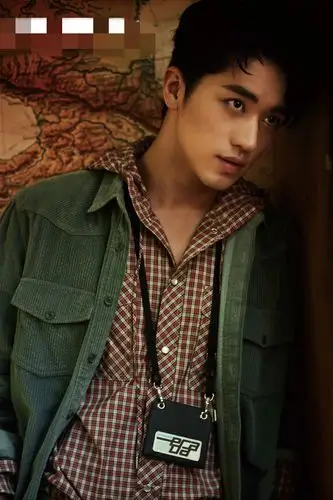 许魏洲再登封面解锁秋冬"暖系"格子男友风