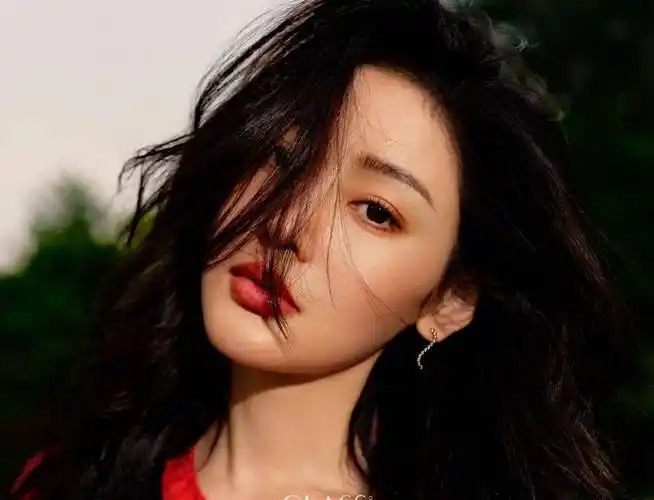 张天爱登上caca六月号封面,身穿时尚裙子秀出时尚身材,非常漂亮