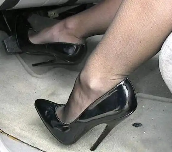 踏板在脚心位置,很难感受到脚下深浅,有的女司机穿着高跟鞋,更容易