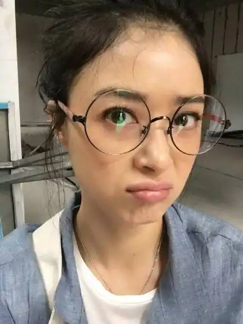 戴上眼镜的吴,居然丑的不忍直视!