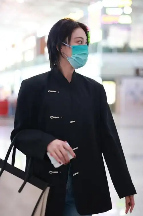 张馨予偏爱"中国风",小立领外套个性时髦,盘扣设计真别致