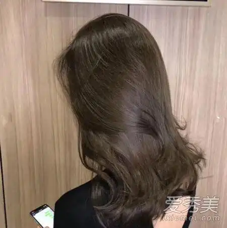 亚麻冷棕色,比棕色偏冷,比亚麻色有质感不喜欢夸张颜色的可以尝试.