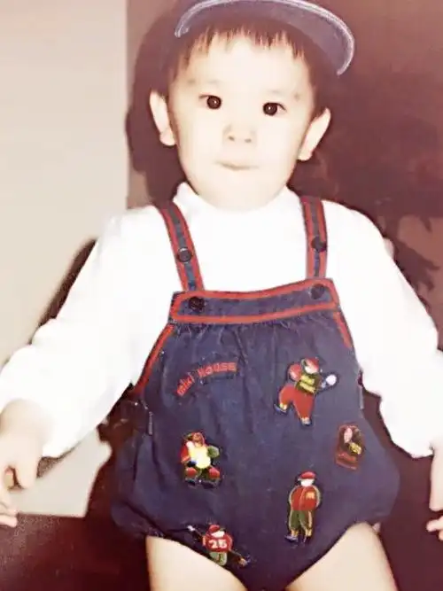 星爸童年颜值赛萌娃 沙溢从小就穿"貂"