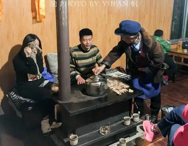围炉烤火饮酒聊天,感受云南维西纳西族人民最纯朴的好客之道
