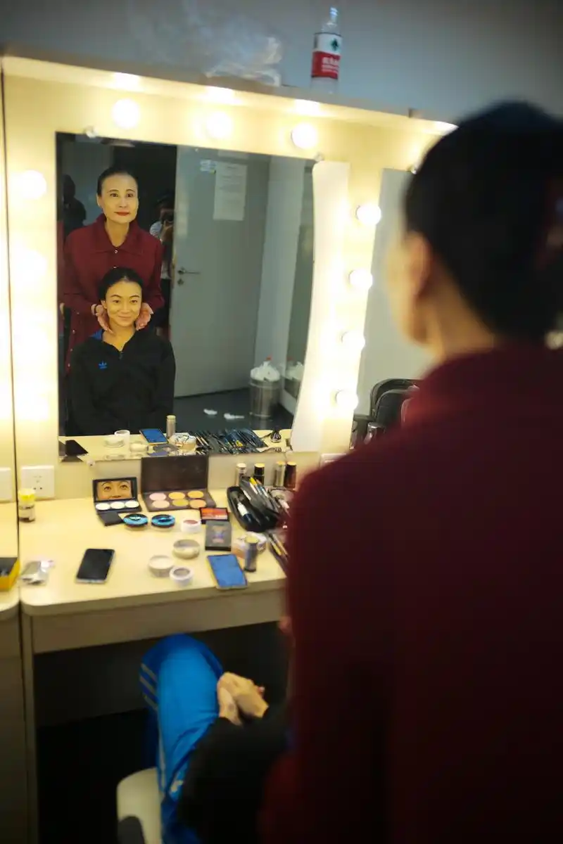 演出前,辛丽丽和范晓枫在化妆间.