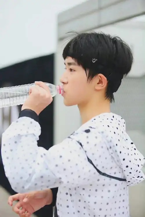 每次喝水都会嘟嘟嘴的可爱宝贝@tfboys-易烊千玺图cr.