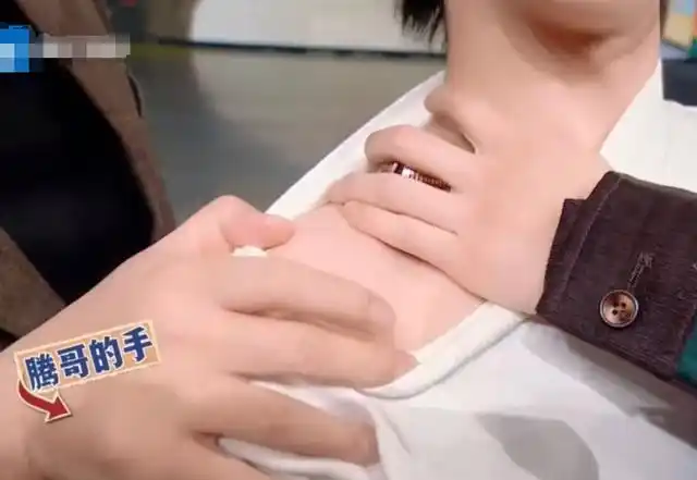 华晨宇锁骨能放32枚硬币,扯开衣领的瞬间,太羡慕贾玲了
